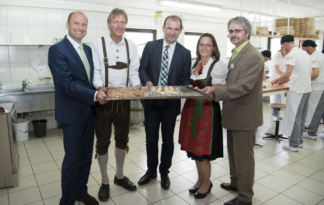 NV-Vortstandsdirektor Bernhard Lackner, Toni Hieret, LK NÖ-Vizepräsident Otto Auer, Bürgermeisterin Karin Winter und Jugend am Werk-Standortleiter Johann Wakolbinger