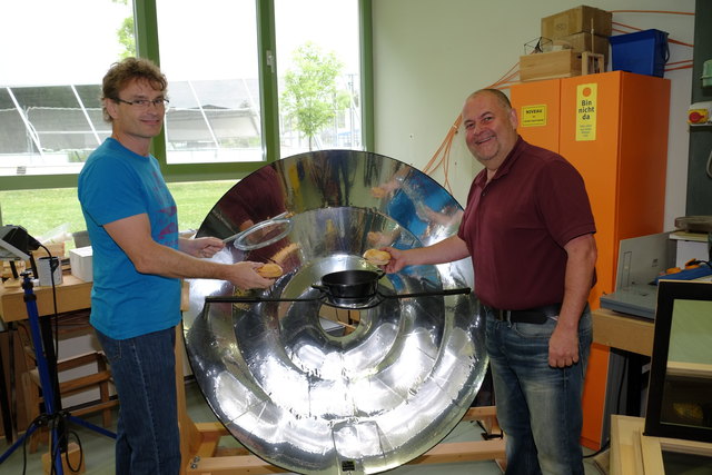 Ham & Eggs gefällig? Der Solar-Kocher von Bernhard Klaus und Erich Santner packt's (bei genügend Sonnenlicht).