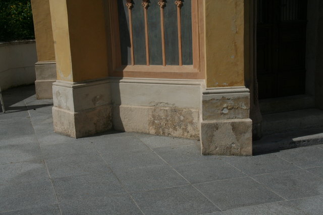 Trotz guter Sanierungsarbeit platzt der Putz der Rinnböckkapelle wieder ab. Grund: starke Durchfeuchtung und hoher Salzgehalt des historischen Gebäudes.