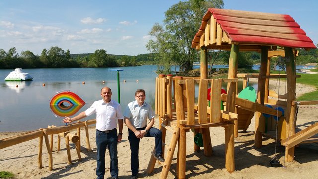 Rechtzeitig vor Beginn der Badesaison präsentierten Bgm. Dieter Wirth (rechts) und Vizebürgermeister Mario Trinkl den neu errichteten Abenteuer-Kinderspielplatz am Badesee in Königsdorf. | Foto: Gemeinde Königsdorf