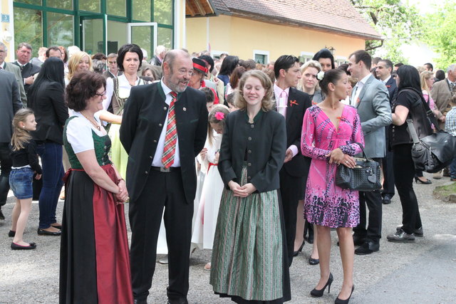 Sammeln auf dem Schlossplatz vor dem Einzug in die Pfarrkirche