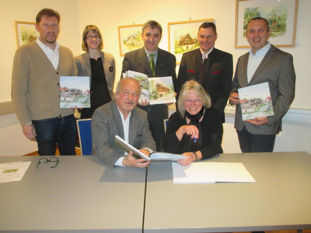 Präsentiert wurde das neue Buch von Monika Stanke (vorne rechts) bei einer Vernissage im Eberauer Gemeindeamt. | Foto: Gemeinde Eberau