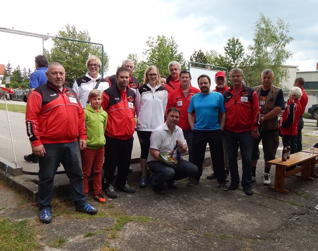 Andreas Babler, Bürgermeister der Stadtgemeinde Traiskirchen und Obmann der Ortsgruppe der Naturfreunde, der den Ehrenschutz des Pokalturniers des ESV Naturfreunde Traiskirchen übernommen hatte, stellt sich einem Erinnerungsfoto auf der Naturfreunde Stocksportanlage