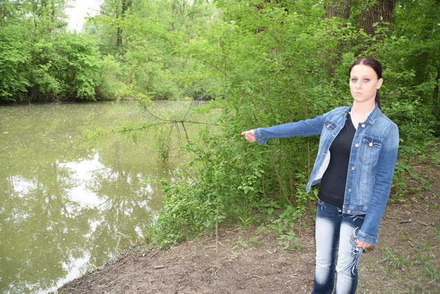 Anna Kissler am "Ort des Geschehens": Hier ist mein Spike ertrunken. | Foto: Zeiler