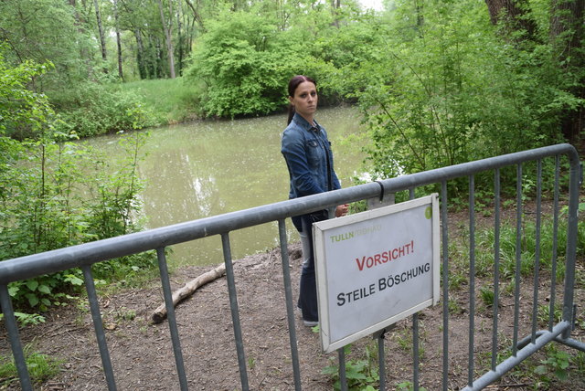 Nach dem Unfall wurden Absperrgitter aufgestellt – für Spike ist das zu spät – im Bild: Anna Kassler hinter der Absperrung. | Foto: Zeiler