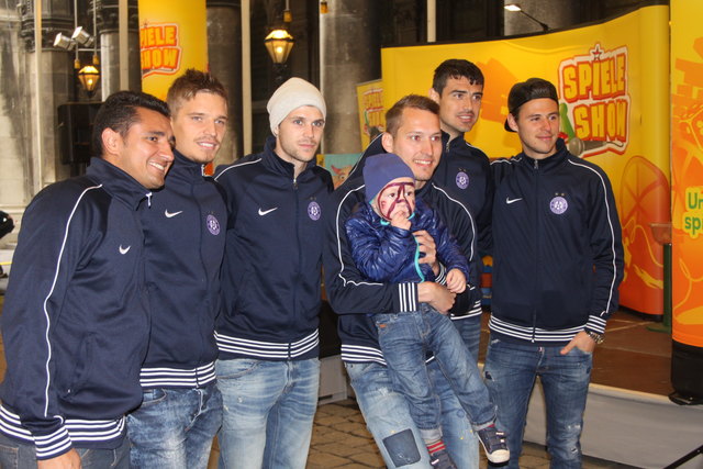 Gruppenbild mit Austria-Stars: Die jüngsten Fans wurden sogar hochgehoben. | Foto: FK Austria Wien