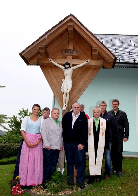 Die Errichter  des Kreuzes mit Pfarrer Trstenjak und Bgm Oswald