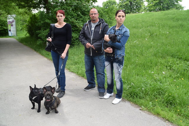 Dominique Schneider mit Michael und Anna Kissler vor der Hundezone: "Wir gehen da sicher nicht mehr rein!" | Foto: Zeiler