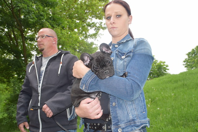 Neues Hündchen in den Armen von Anna Kissler: Nach dem Tod von Spike hat sie Attila gekauft. | Foto: Zeiler