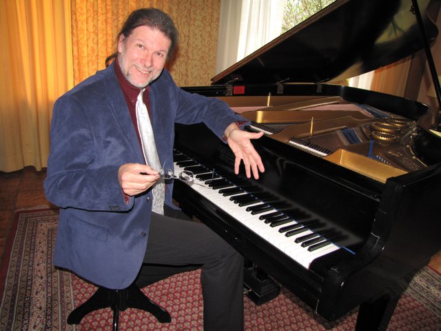 Jürgen Plich am Klavier in der Schanzer Hotelbar