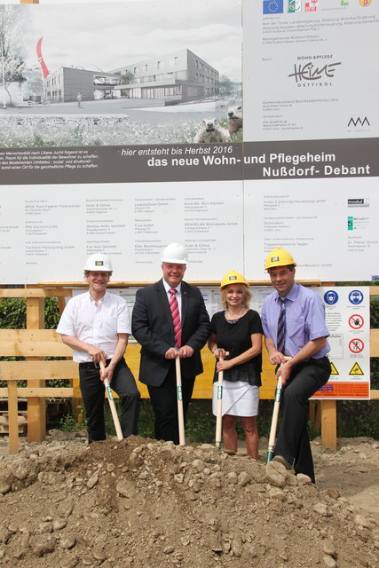 Spatenstich: Architekt Anton Mariacher, LR Bernhard Tilg, Verbandsobfrau Elisabeth Blanik und Bgm. Andreas Pfurner.
