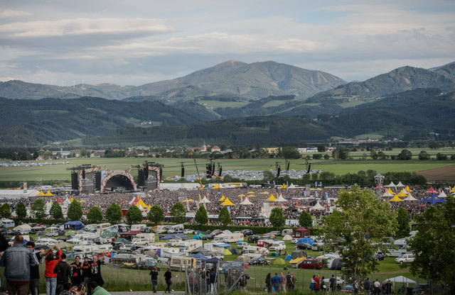 Das Konzertgelände: Über 105.000 Fans sorgten für ein Volksfest. Foto: Sandro Zangrando