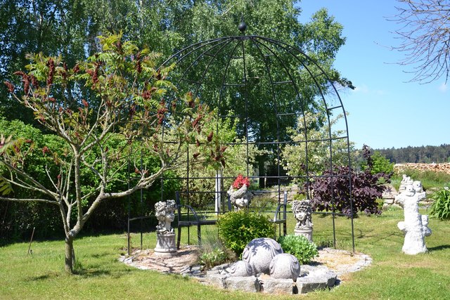 Am vergangenen Wochenende luden Marianne und Kurt Zlabinger zur ANWO Haus-und Gartenmesse in Schlader ein. Die Gäste konnten bei einem Gewinnspiel mitmachen. Es gab Rattanmöbel-Aktionen und stark reduzierte Granitprodukte, wie Brunnen und Steingarnituren. Zur Produktpalette gehören außerdem Wohn- und Garten-Accessoires, Bambusmöbel, Geschenkartikel, Lampen, Terrassenplatten und Stiegenverkleidungen. Eine Augenweide ist der wunderschön angelegte Schaugarten, der bis 31. Oktober besichtigt werden kann.