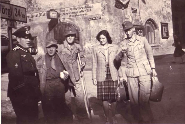 Dieses Bild sagt mehr als 1000 Worte: 1943/44  am Schwazer Stadtplatz. Sammlung Martin Wex.