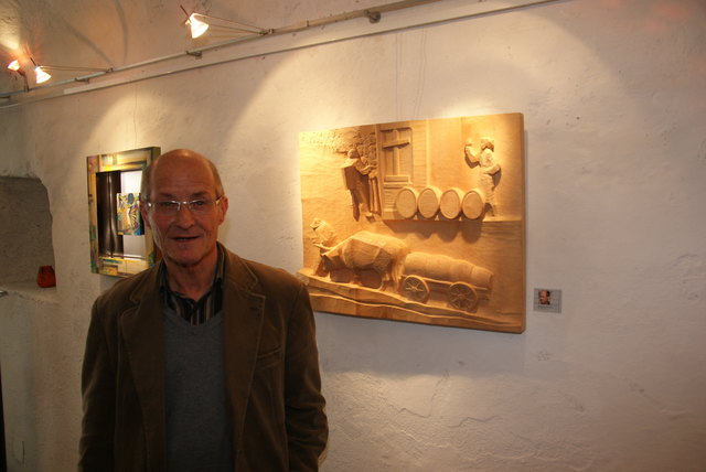 Der Fisser Siegfried Krismer mit seinem Beitrag zur Wanderausstellung.