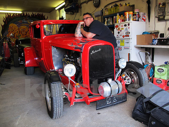 Handwerker Roman Hold mit einem seiner Hot Rods