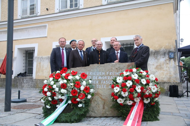 Von links: Bürgermeister Johannes Waidbacher, Präsident der Vereinigung österreichischer Peacekeeper (VÖP) General i. R. Günther Greindl, Nationalratsabgeordneter Harry Buchmayr, Werner Forster (Mauthausen Komitee), Pfarrer Jan Lange, Pfarrer Wolfgang Schnölzer, Bezirkshauptmann Georg Wojak und Professor Anton Pelinka.