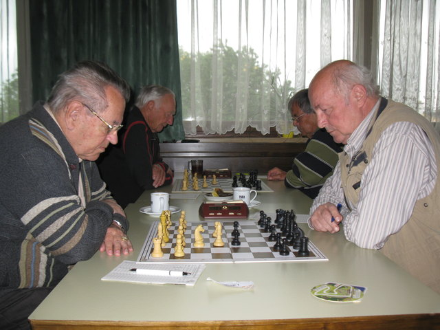 Der Landesmeister der Nestoren (li.) gegen den Drittplatzierten Hubert Schröder. Im Hintergrund Alfons Ziegler gegen den Vizelandesmeister Paul Gerber