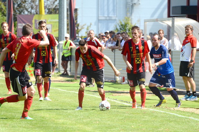 Michael Goger (Mitte) musste kurz vor Schluss mit "Rot" vom Feld. | Foto: KK