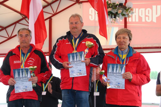 Manfred Wolfinger (Bildmitte) verteidigte in der Ukraine seinen WM-Titel. | Foto: privat