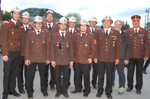 Die höchste Auszeichnung, das „Feuerwehrleistungsabzeichen in Gold“ erlangten Thomas Bichler, Thomas Wieseneder, Michael Schweiger, Günther Wutzl, Hannes Ladinger, Josef Flieger, Markus König und Thomas Scherner (v.li). Stolz auf ihre erfolgreichen Kameraden sind Feuerwehrkommandant Friedrich Wutzl, Abschnittsausbildner Harry Vogler und Kommandant-Stellvertreter Jochen Lang | Foto: privat