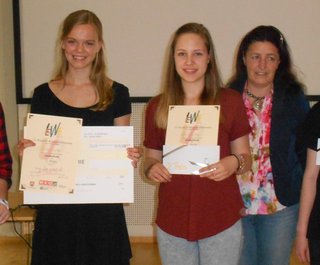 Mona Walter (Mitte) mit der Siegerin Liselotte Mahieu aus Feldkirchen und Frau Landesschulinspektorin Mag. Beatrice Haidl.