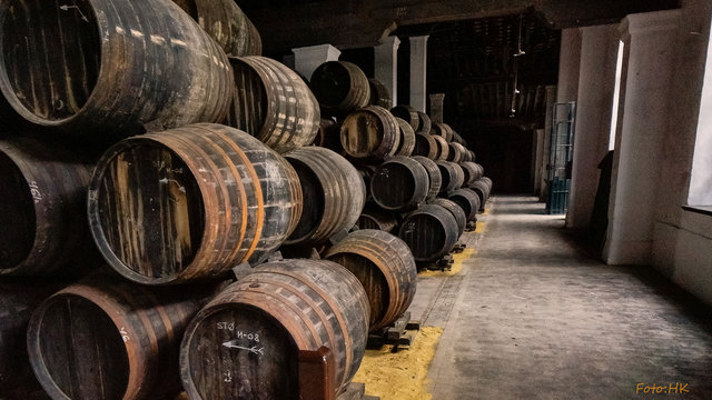 Der Wein von verschiedenen Jahrgängen wird beim Abfüllen nach einem ausgeklügelten System verschnitten, um eine gleichbleibende Qualität zu gewährleisten