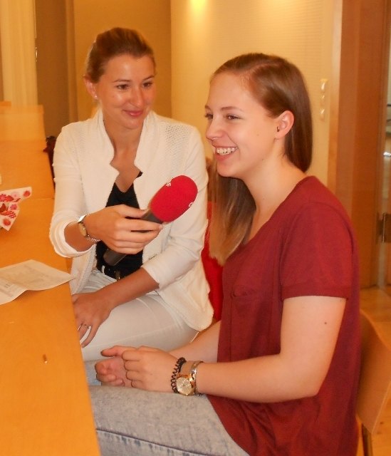 Mona wird vom ORF interviewt
