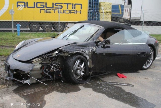 Dieser Porsche war einerseits ein Fall für die Werkstatt und andererseits ein Fall für die Staatsanwaltschaft Korneuburg. | Foto: FF Korneuburg