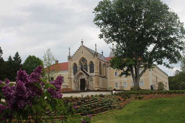 Der Kamel St. Josef: In den ehemaligen Jagdschloss fand Kronprinz Rudolf mit der 17jährigen Mary Vetsera den Tod. Eine interessante Schloss- und Klosteranlage mit einer attraktiven Ausstellung erinnern an die Tragödie 1889, die Österreich veränderte. Heute leben hier Karmelitinnen, die für alle unglücklichen Menschen beten!