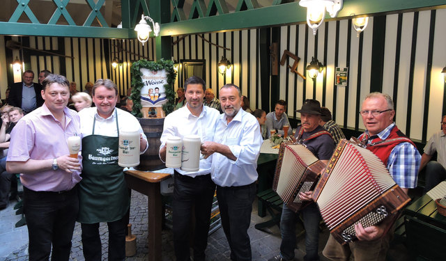 Bieranstich im Bums’n-Hopfengartl mit den beiden Bums’n-Wirten Günter und Herbert Unger sowie Geschäftsführer Gerhard Altendorfer und Braumeister Michael Moritz von der Brauerei Baumgartner.