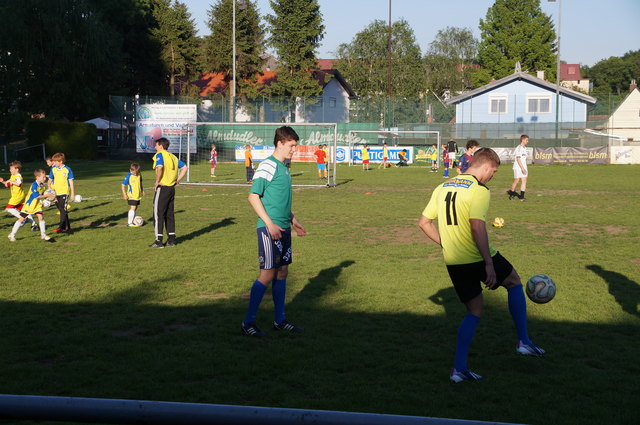 Der alltägliche Trainings-Wahnsinn: Vorne im Bild trainieren Spieler der U23 und der Kampfmannschaft, links davon die U9 und weiter im Hintergrund die U10. Zwei weitere Mannschaften trainierten zur selben Zeit am anderen Ende des Platzes.