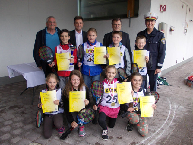 Die Sieger der beiden Schulen mit ÖAMTC-Ortsgruppenobmann Dietmar Scheibenbauer, Bürgermeister Albert Ortig, Bezirkshauptmann Franz Pumberger und Chefinspektor Wolfgang Zieher. | Foto: ÖAMTC