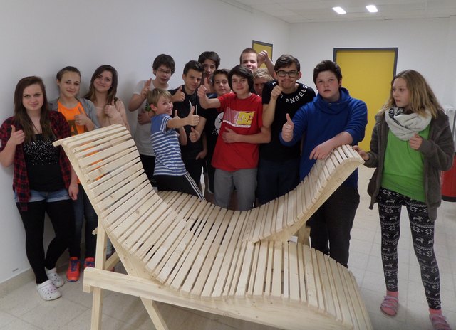 Die "Sunbeng" der 3a der Neuen Mittelschule Seewalchen soll ein Platz zum Ausruhen und Plaudern werden. | Foto: NMS Seewalchen