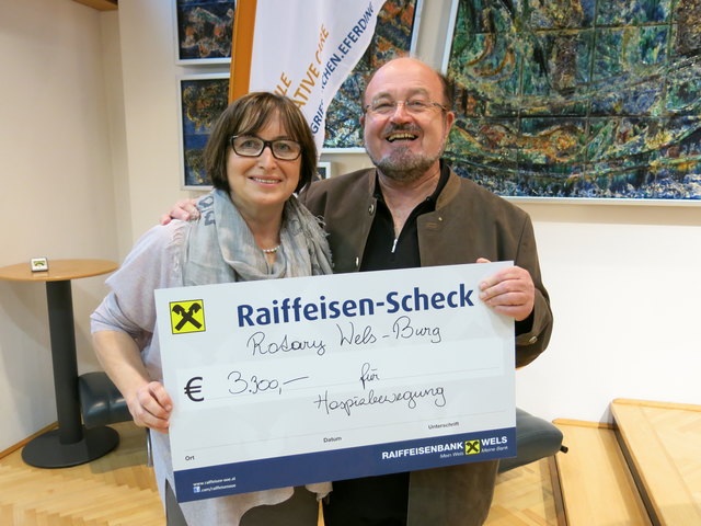 Ernst Ludwig Leitner, Präsident vom Rotary-Club Wels-Burg, überreichte Christine Eckmayr einen großzügigen Spendenscheck.