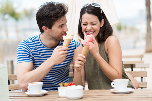 Eis essen im Gastgarten oder ein abenteuerlicher Sportausflug? Was zählt, sind die gemeinsamen Interessen. | Foto: contrastwerkstatt/Fotolia