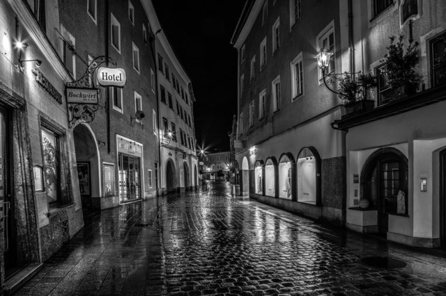 Nachtaufnahme der Thunstrasse in Hallein