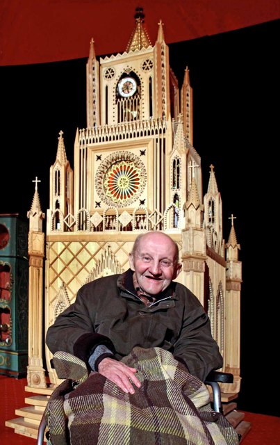 Josef Hauser mit "seinem" Dom, der im Biatron ausgestellt wurde. | Foto: Foto: Schweinöster