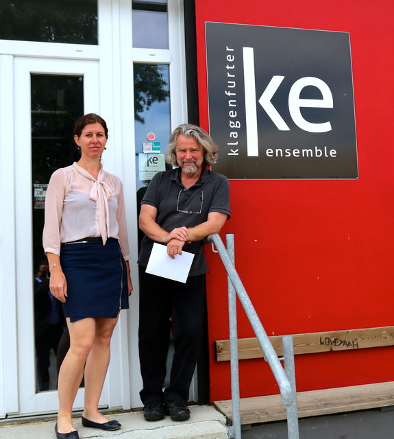 Ernste Mienen: Tina Perisutti und Gerhard Lehner vor der Theaterhalle am Messegelände. Die Produktion wird vorerst eingestellt