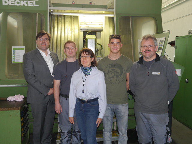 Bezirksstellenobmann Andreas Hager, Gregor Morawetz, Ausbilder und Unterzeichner des Lehrvertrages, Herta Thurnberger, Max Helmer, Lehrling und nunmehriger Facharbeiter, Gerhard Pribitzer, Ausbilder.