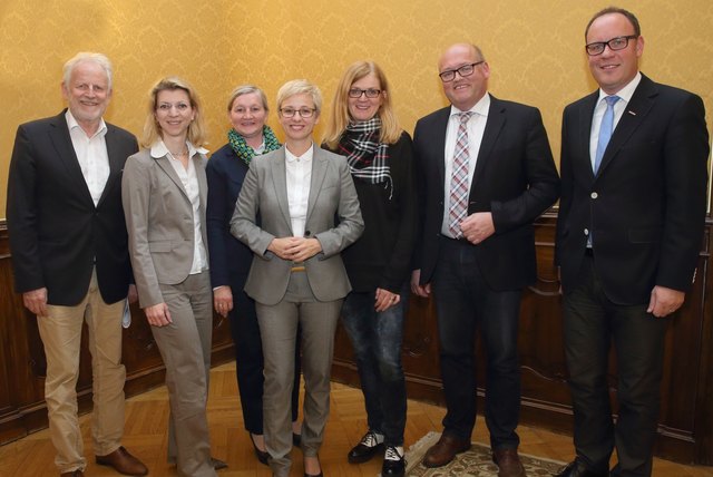 v. l.: Bruno Buchberger, Paola Mich-Herrnbauer, IV OÖ, Annemarie Thallner, Fachinspektorin, Landesrätin Doris Hummer, Barbara Pitzer, Landesschulinspektorin, Laurenz Pöttinger, Pöttinger Metallwaren GmbH, und Fritz Dallamaßl, WK OÖ | Foto: Land OÖ/Liedl