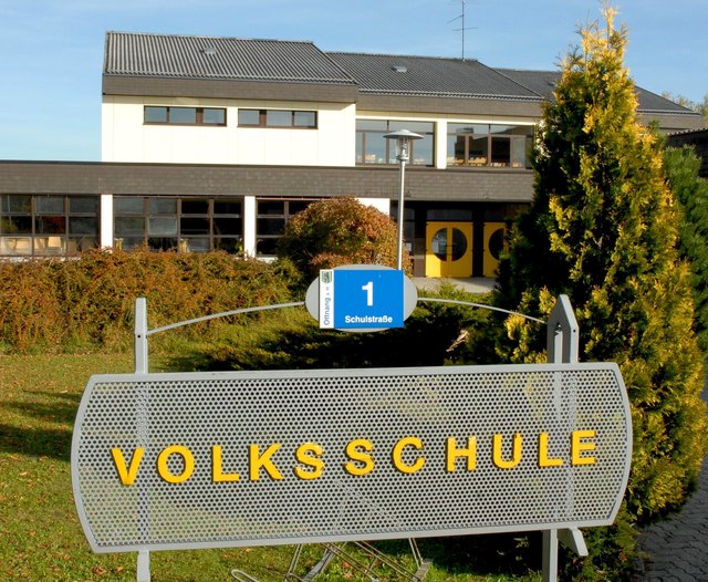 Das Land prüft die Pläne, Ottnang (Bild) und Thomasroith zu schließen und in Bruckmühl nur noch eine Volksschule zu führen. | Foto: BRS