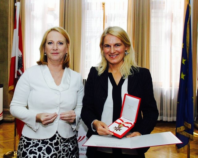 NAbg. Elisabeth Grossmann erhielt von Doris Bures das große goldene Ehrenzeichen der Repbulik Österreich. | Foto: KK