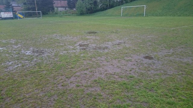 Ein kurzer Regenschauer genügt oft schon um das Fußballfeld unbespielbar zu machen, berichten die Vereinsfunktionäre. | Foto: privat