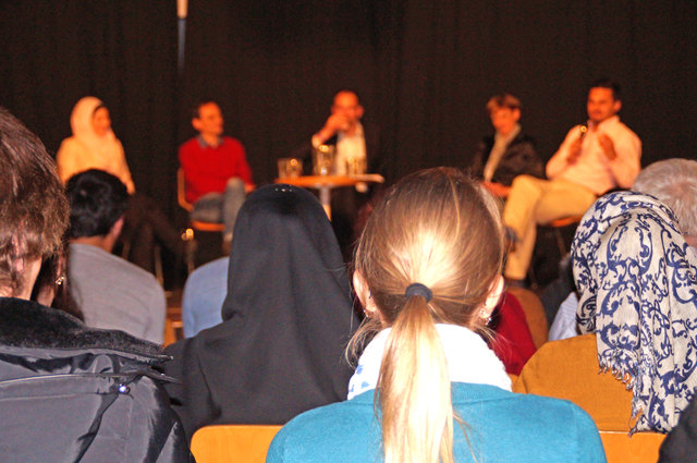 Kopftuch und Pferdeschwanz: Das Publikum bei der Diskussion im Halleiner Ziegelstadl war bunt gemischt.