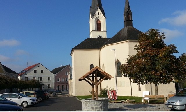 Der Gemeinderat Riedau diskutiert heute, ob ein Teil des Kirchenvorplatzes zu einer Straße umfunktioniert werden soll. | Foto: Windhager