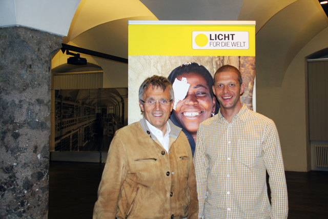 v.l.n.r.:  Augenarzt Dr. Klaus Miller und Patrick Hafner von LICHT FÜR DIE WELT beim Jubiläumsvortrag "10 Jahre Tiroler retten Augenlicht" von LICHT FÜR DIE WELT in Innsbruck