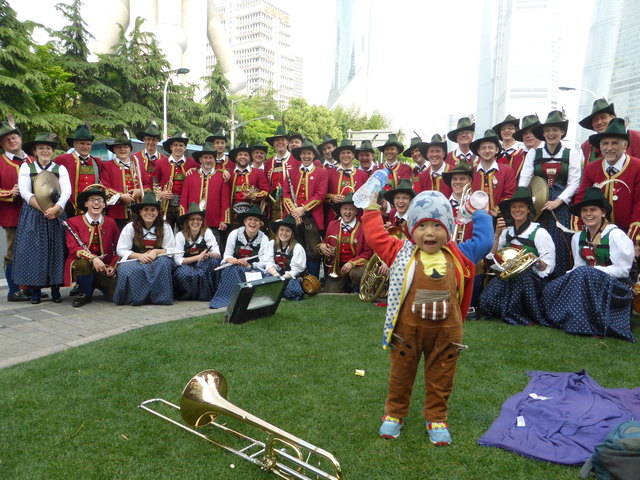 Der Bildbeweis: Die Natterer MusikantInnen begeisterten in China nicht nur große, sondern auch kleine Blasmusikfans! | Foto: privat