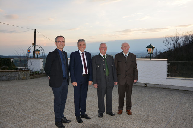 Bürgermeister Alfred Mayr mit den Bürgermeistern außer Dienst Franz Anzinger, Franz Engleder und Josef Kitzmüller. | Foto: Foto: privat