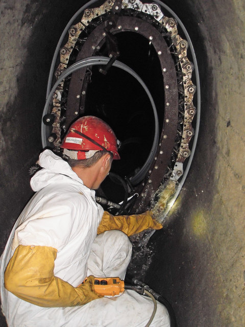 Im maroden Schacht wird ein neues Profil im Wickelrohrverfahren eingearbeitet. | Foto: SEKISUI
